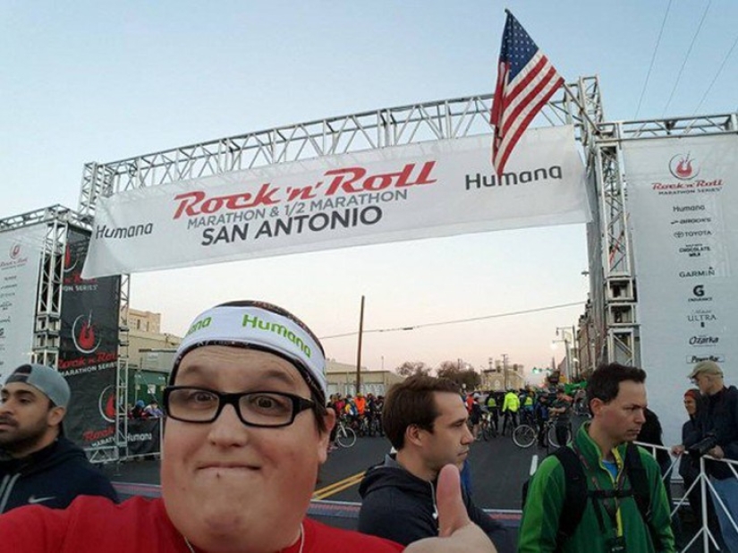 Running without stopping: a guy weighing 250 kg inspires people with his example