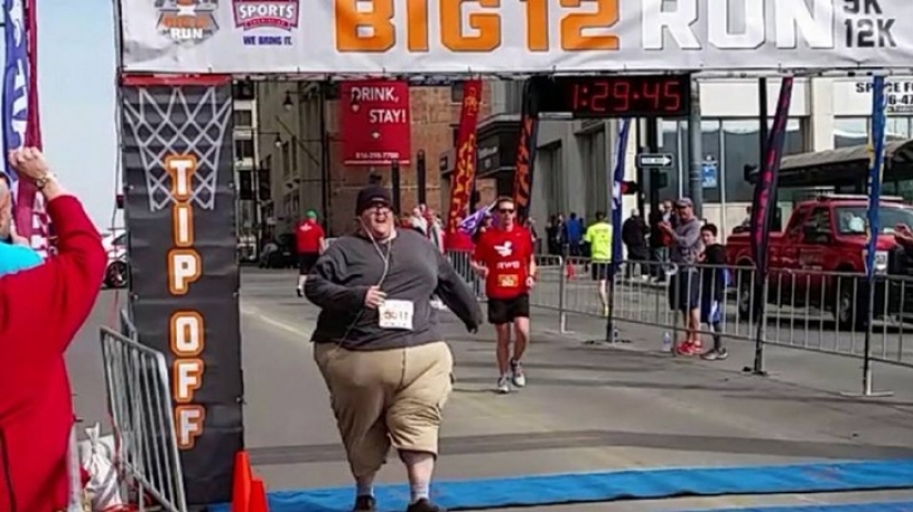 Running without stopping: a guy weighing 250 kg inspires people with his example