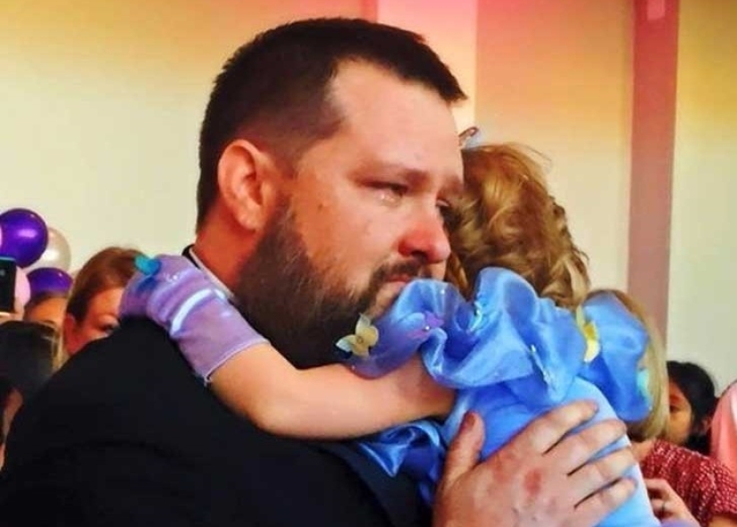 Sabiendo que este es el último cumpleaños de su hija, sus padres organizaron una gran celebración para ella