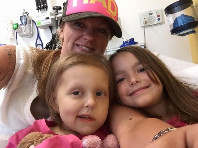 Sabiendo que este es el último cumpleaños de su hija, sus padres organizaron una gran celebración para ella