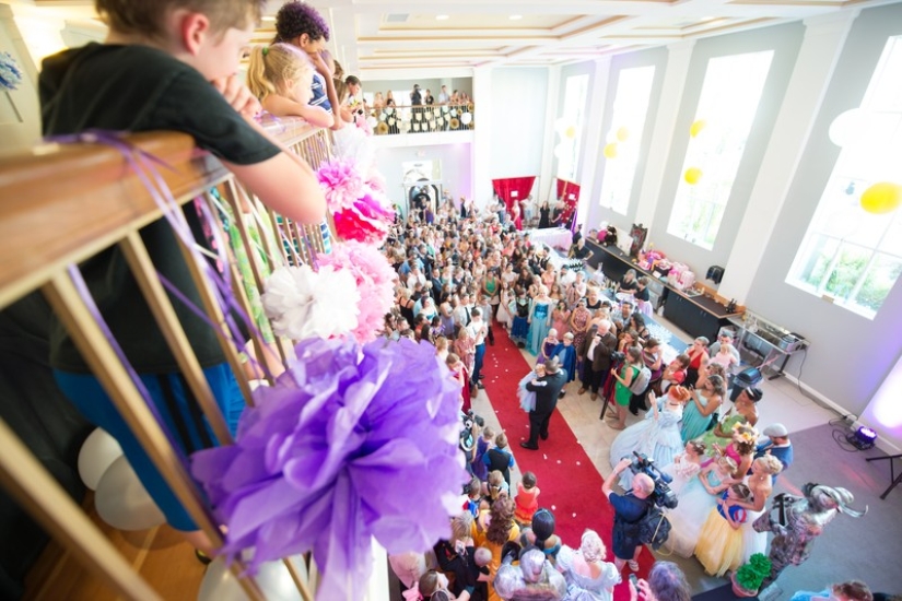 Sabiendo que este es el último cumpleaños de su hija, sus padres organizaron una gran celebración para ella