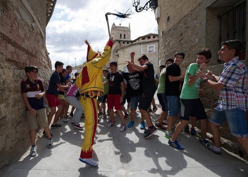 Saltos de limpieza del diablo a través de los bebés