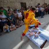 Saltos de limpieza del diablo a través de los bebés