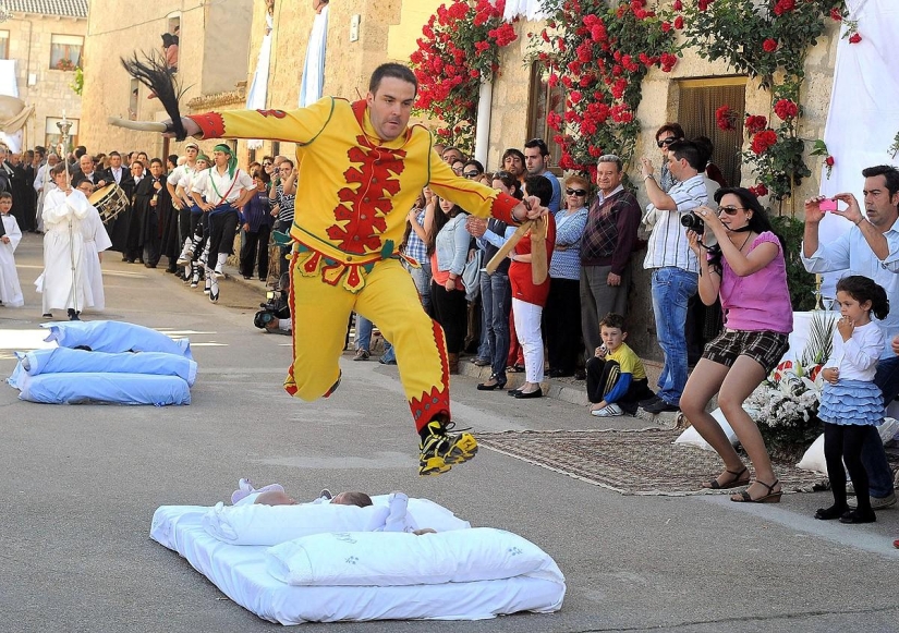 Saltos de limpieza del diablo a través de los bebés