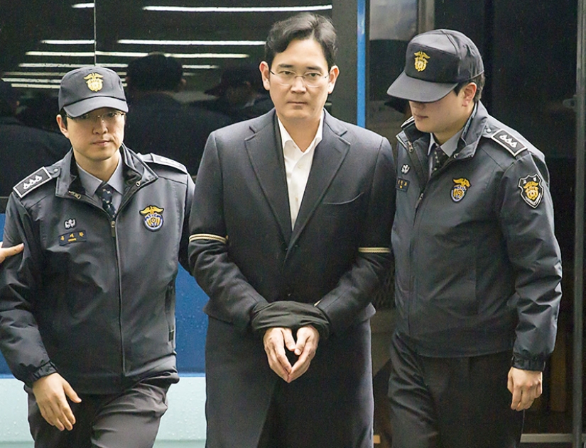 Samsung CEO sentenced to 5 years in prison Samsung CEO sentenced to 5 years in prison