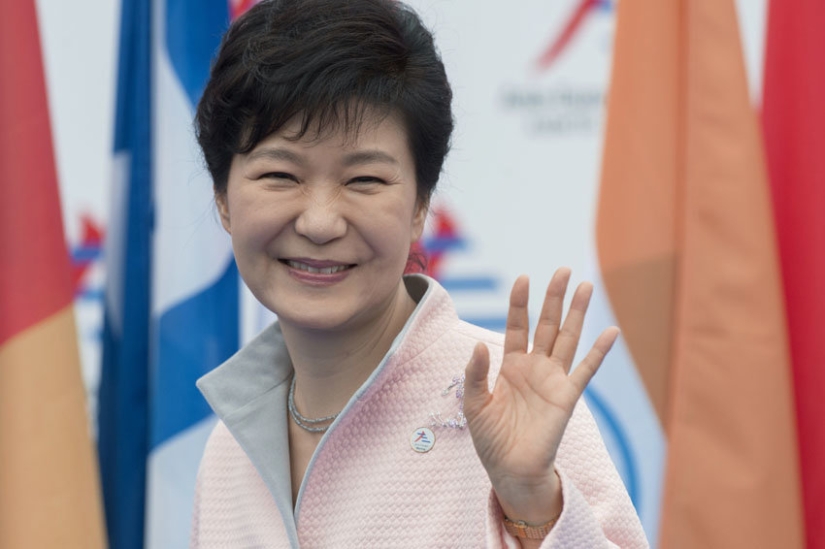 Samsung CEO sentenced to 5 years in prison Samsung CEO sentenced to 5 years in prison