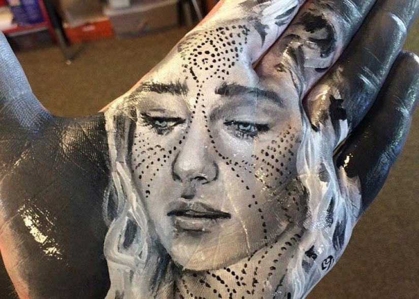 School teacher draws breathtakingly realistic portraits on the palms of his hands and uses them as a stamp School teacher draws breathtakingly realistic portraits on the palms of his hands and uses them as a stamp