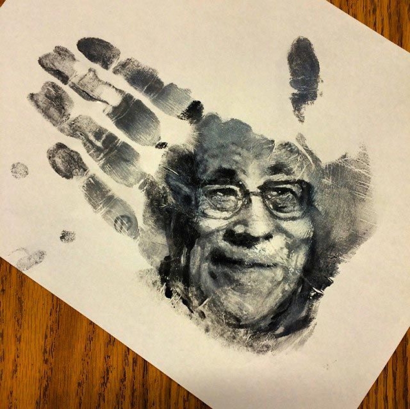School teacher draws breathtakingly realistic portraits on the palms of his hands and uses them as a stamp School teacher draws breathtakingly realistic portraits on the palms of his hands and uses them as a stamp