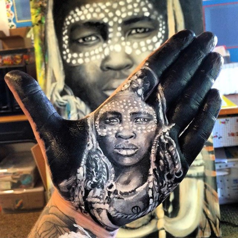 School teacher draws breathtakingly realistic portraits on the palms of his hands and uses them as a stamp School teacher draws breathtakingly realistic portraits on the palms of his hands and uses them as a stamp