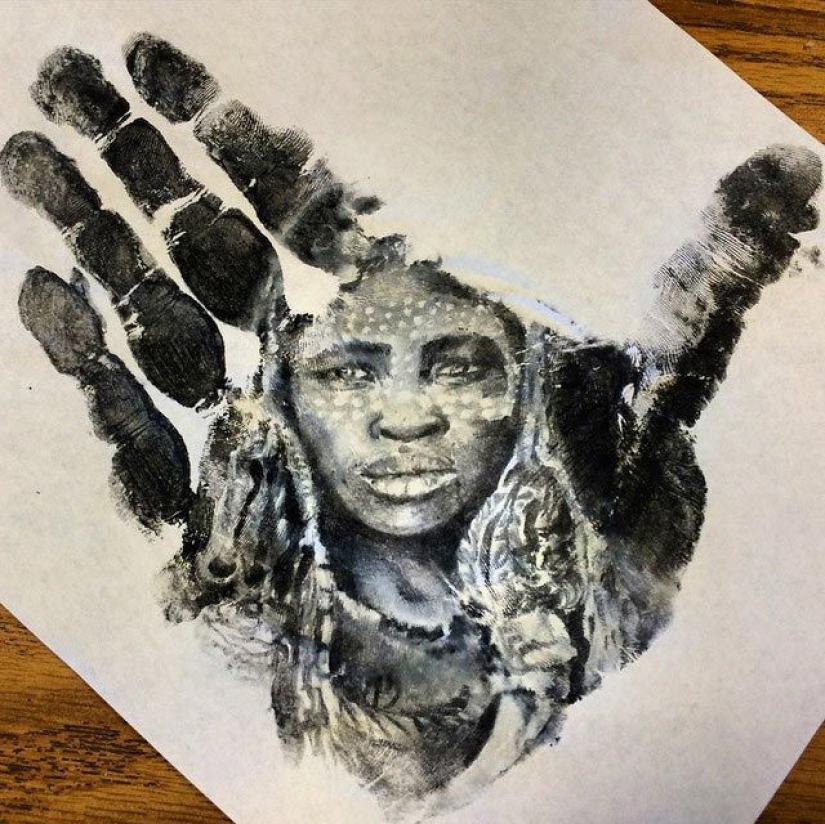 School teacher draws breathtakingly realistic portraits on the palms of his hands and uses them as a stamp School teacher draws breathtakingly realistic portraits on the palms of his hands and uses them as a stamp
