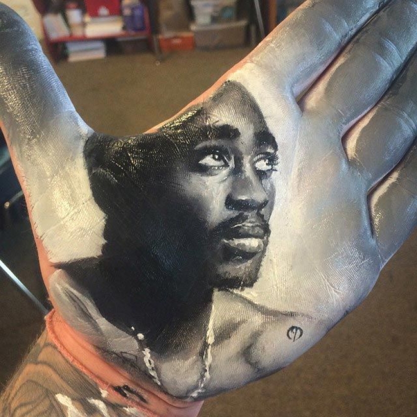 School teacher draws breathtakingly realistic portraits on the palms of his hands and uses them as a stamp School teacher draws breathtakingly realistic portraits on the palms of his hands and uses them as a stamp