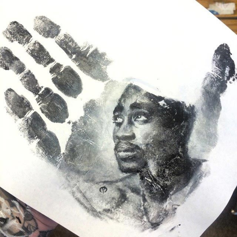 School teacher draws breathtakingly realistic portraits on the palms of his hands and uses them as a stamp School teacher draws breathtakingly realistic portraits on the palms of his hands and uses them as a stamp