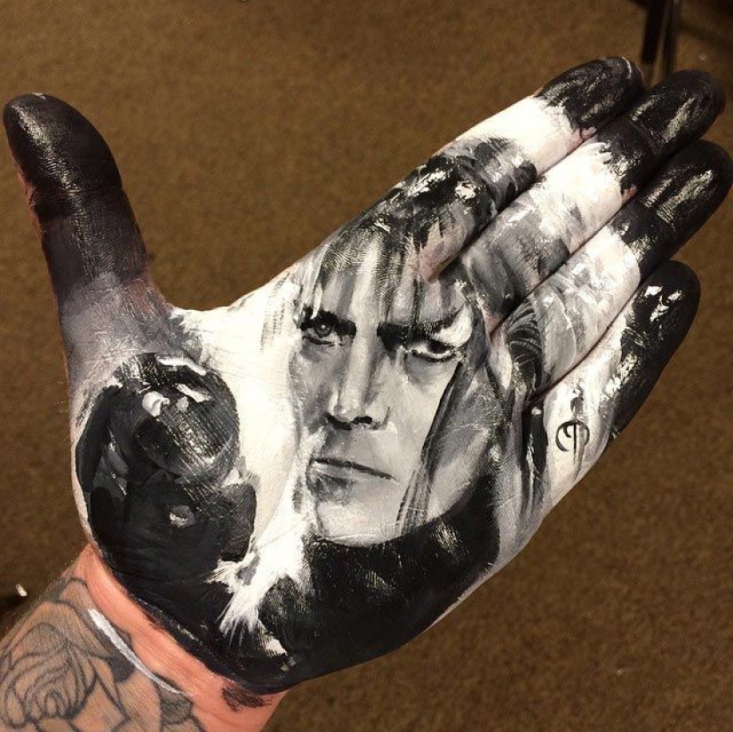 School teacher draws breathtakingly realistic portraits on the palms of his hands and uses them as a stamp School teacher draws breathtakingly realistic portraits on the palms of his hands and uses them as a stamp