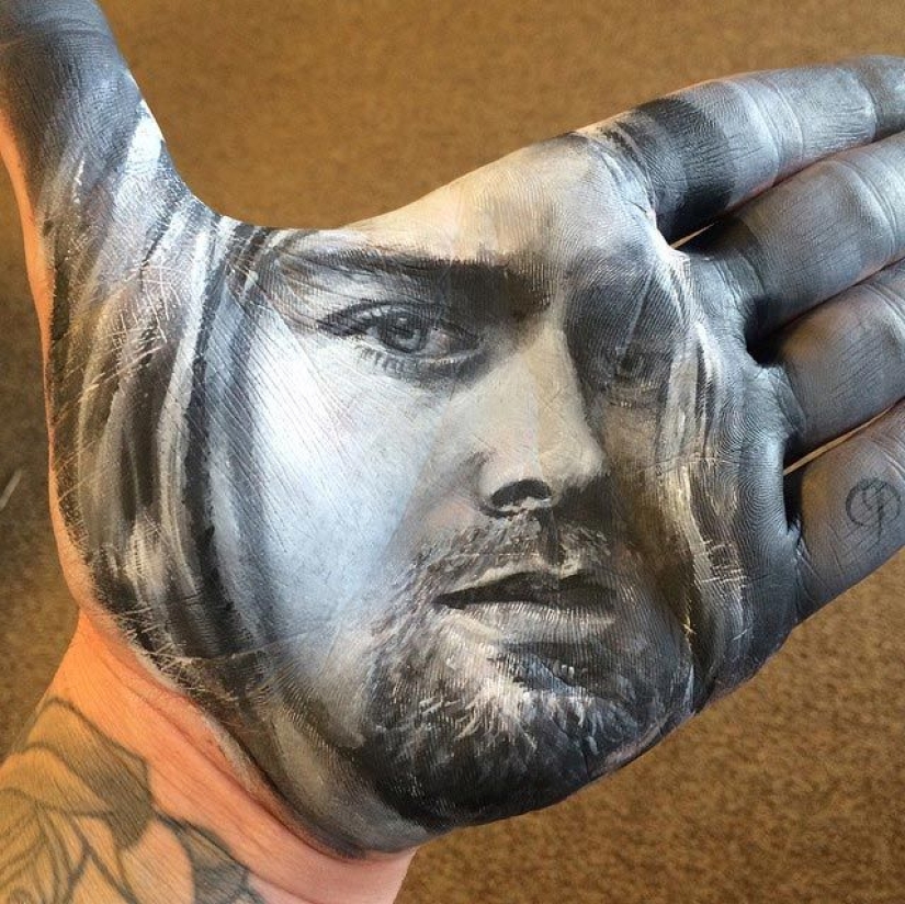 School teacher draws breathtakingly realistic portraits on the palms of his hands and uses them as a stamp School teacher draws breathtakingly realistic portraits on the palms of his hands and uses them as a stamp