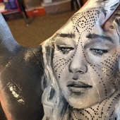 School teacher draws breathtakingly realistic portraits on the palms of his hands and uses them as a stamp