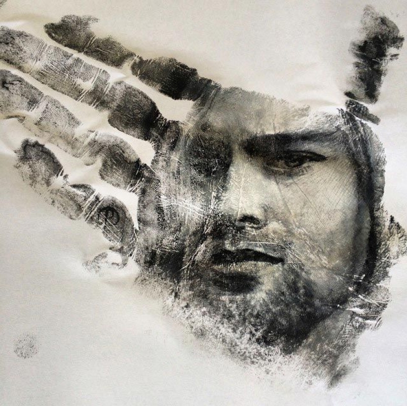 School teacher draws breathtakingly realistic portraits on the palms of his hands and uses them as a stamp School teacher draws breathtakingly realistic portraits on the palms of his hands and uses them as a stamp