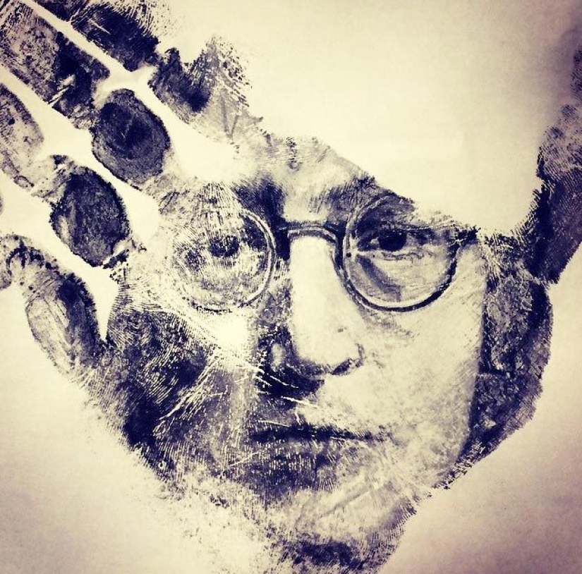 School teacher draws breathtakingly realistic portraits on the palms of his hands and uses them as a stamp School teacher draws breathtakingly realistic portraits on the palms of his hands and uses them as a stamp