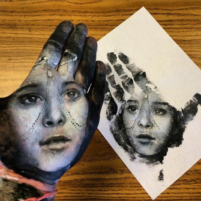 School teacher draws breathtakingly realistic portraits on the palms of his hands and uses them as a stamp School teacher draws breathtakingly realistic portraits on the palms of his hands and uses them as a stamp