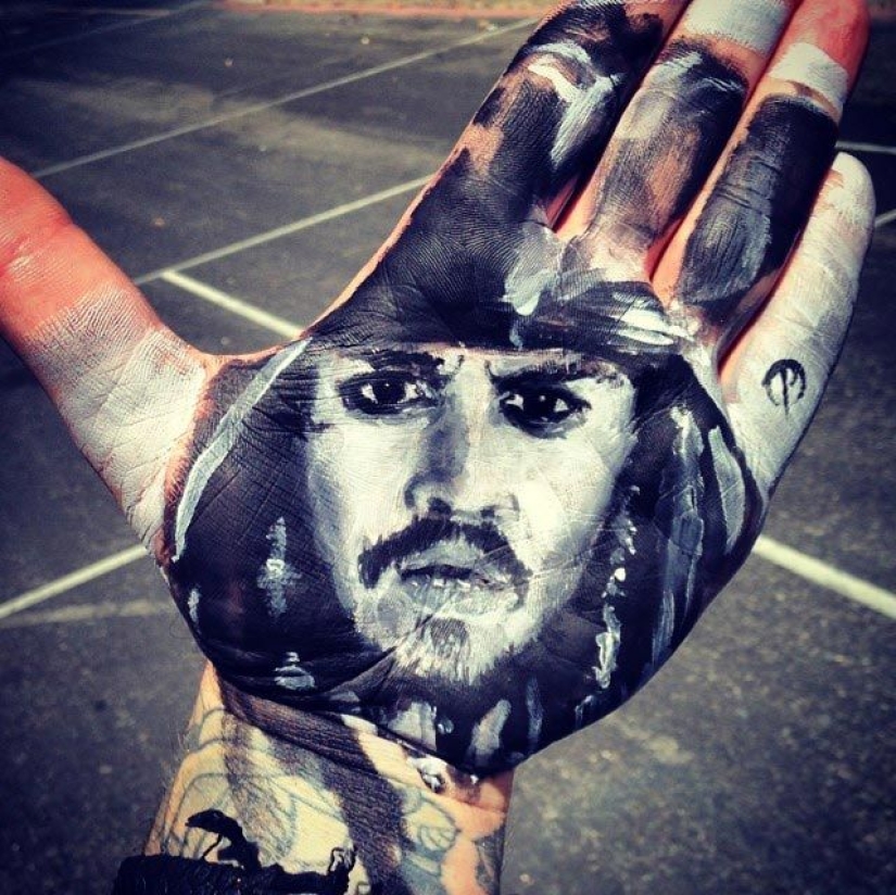 School teacher draws breathtakingly realistic portraits on the palms of his hands and uses them as a stamp School teacher draws breathtakingly realistic portraits on the palms of his hands and uses them as a stamp