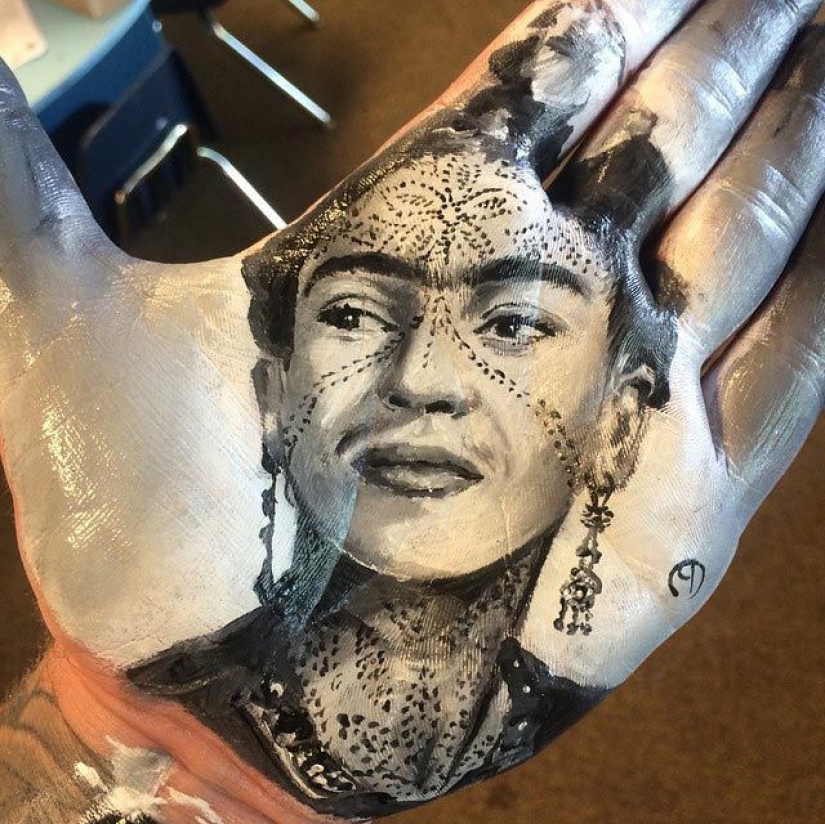 School teacher draws breathtakingly realistic portraits on the palms of his hands and uses them as a stamp School teacher draws breathtakingly realistic portraits on the palms of his hands and uses them as a stamp
