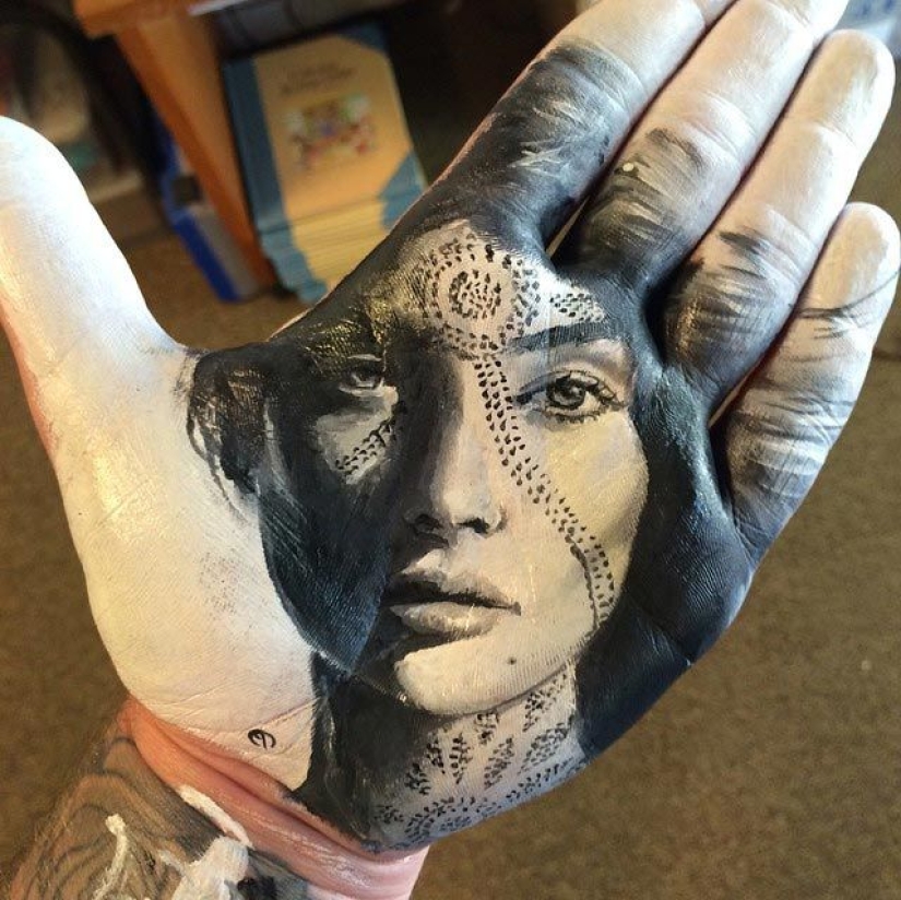 School teacher draws breathtakingly realistic portraits on the palms of his hands and uses them as a stamp School teacher draws breathtakingly realistic portraits on the palms of his hands and uses them as a stamp