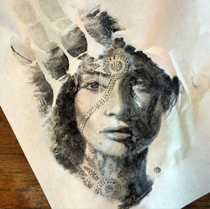 School teacher draws breathtakingly realistic portraits on the palms of his hands and uses them as a stamp School teacher draws breathtakingly realistic portraits on the palms of his hands and uses them as a stamp