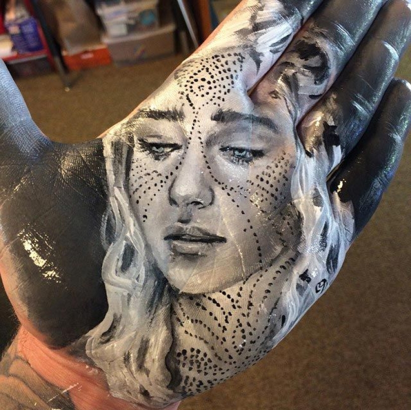 School teacher draws breathtakingly realistic portraits on the palms of his hands and uses them as a stamp School teacher draws breathtakingly realistic portraits on the palms of his hands and uses them as a stamp