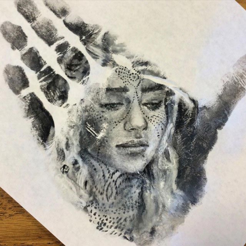 School teacher draws breathtakingly realistic portraits on the palms of his hands and uses them as a stamp School teacher draws breathtakingly realistic portraits on the palms of his hands and uses them as a stamp
