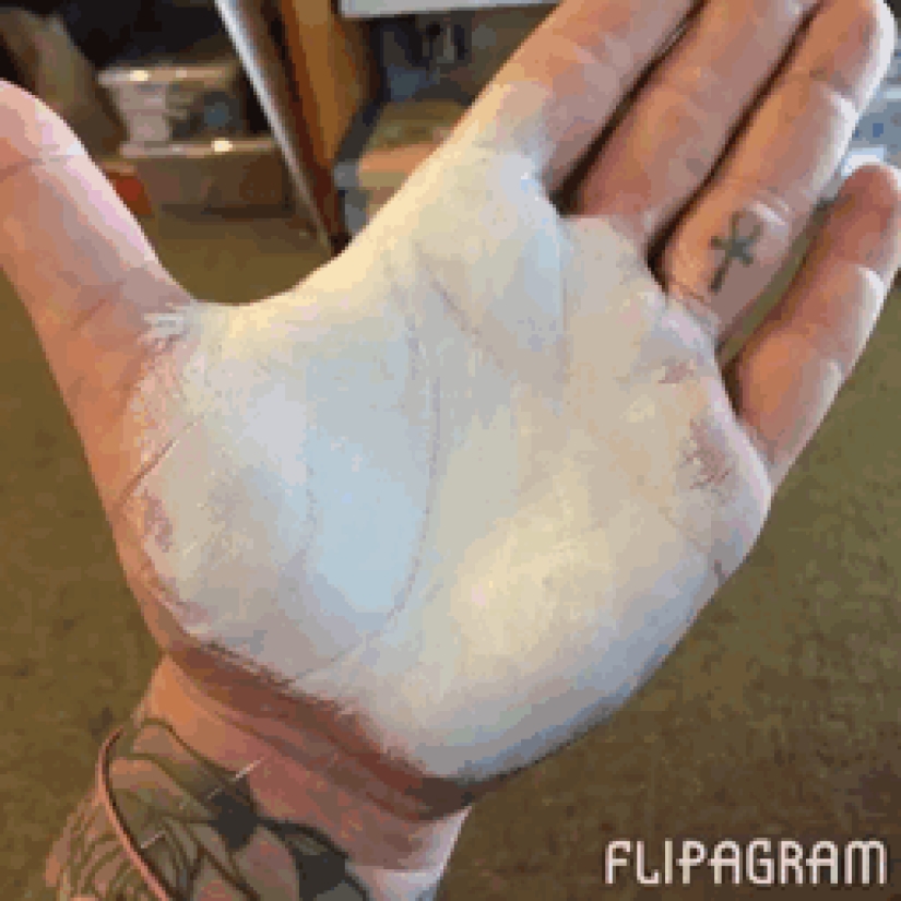 School teacher draws breathtakingly realistic portraits on the palms of his hands and uses them as a stamp School teacher draws breathtakingly realistic portraits on the palms of his hands and uses them as a stamp