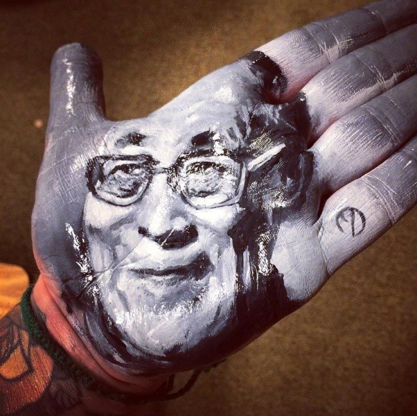 School teacher draws breathtakingly realistic portraits on the palms of his hands and uses them as a stamp School teacher draws breathtakingly realistic portraits on the palms of his hands and uses them as a stamp