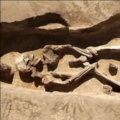 Se ha descubierto un entierro único con un esqueleto "danzante" en Siberia