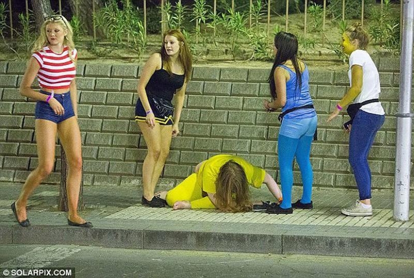 Sea, sun and… too much sangria! British students relax at Saloufest