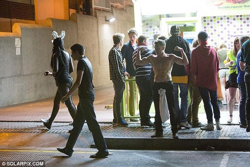 Sea, sun and… too much sangria! British students relax at Saloufest