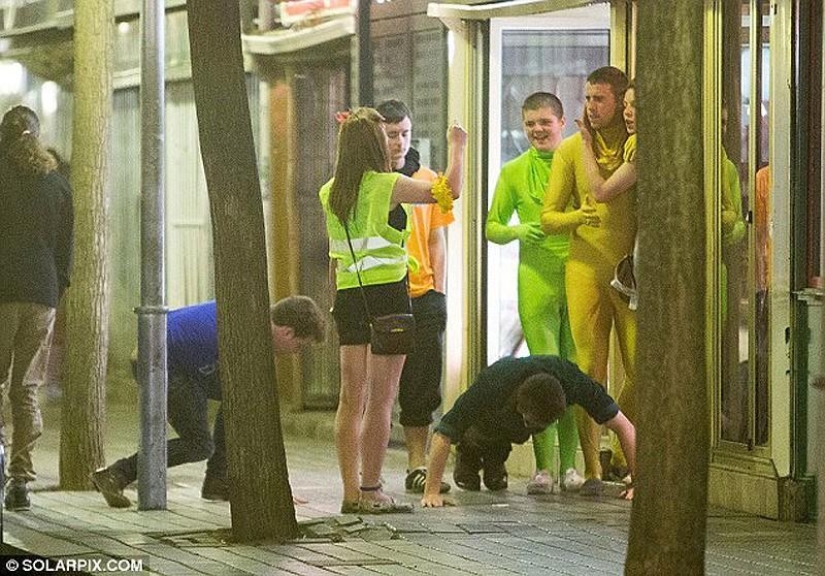 Sea, sun and… too much sangria! British students relax at Saloufest