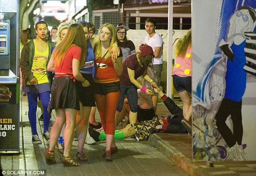 Sea, sun and… too much sangria! British students relax at Saloufest