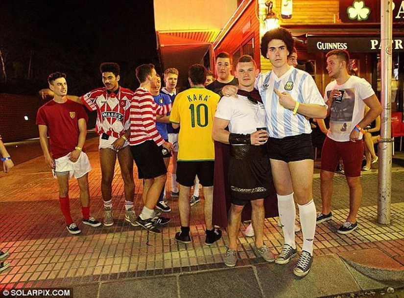 Sea, sun and… too much sangria! British students relax at Saloufest