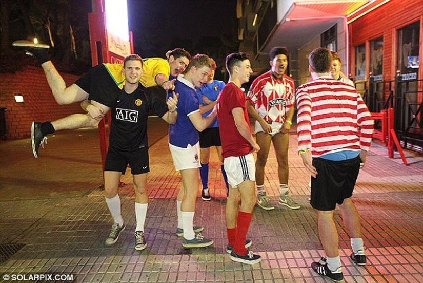 Sea, sun and… too much sangria! British students relax at Saloufest