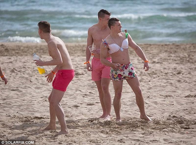 Sea, sun and… too much sangria! British students relax at Saloufest