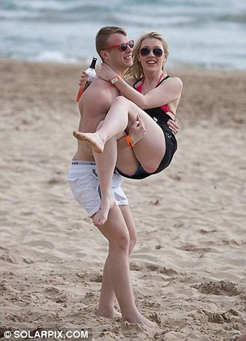 Sea, sun and… too much sangria! British students relax at Saloufest