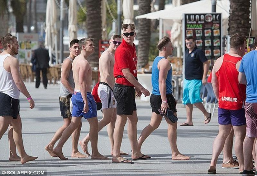 Sea, sun and… too much sangria! British students relax at Saloufest