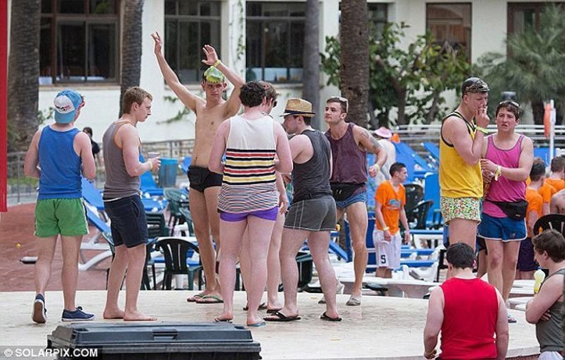 Sea, sun and… too much sangria! British students relax at Saloufest