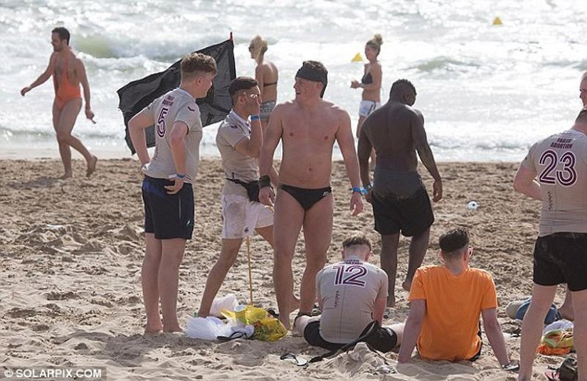 Sea, sun and… too much sangria! British students relax at Saloufest