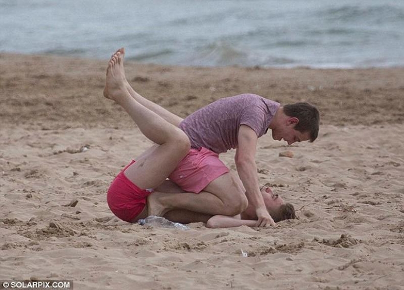 Sea, sun and… too much sangria! British students relax at Saloufest