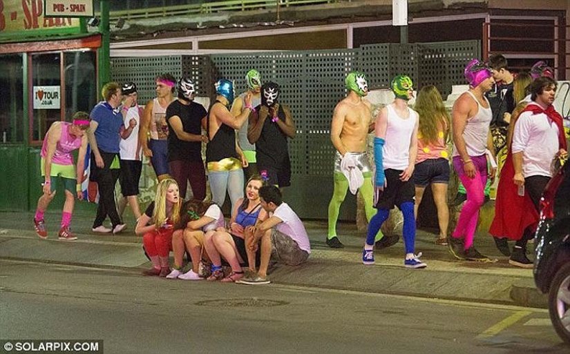 Sea, sun and… too much sangria! British students relax at Saloufest