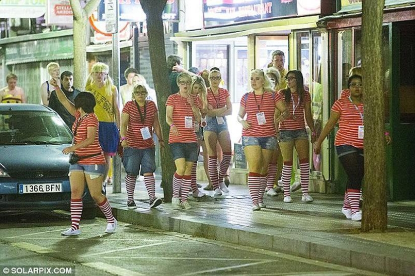 Sea, sun and… too much sangria! British students relax at Saloufest