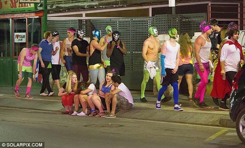 Sea, sun and… too much sangria! British students relax at Saloufest