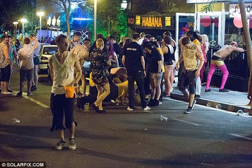 Sea, sun and… too much sangria! British students relax at Saloufest