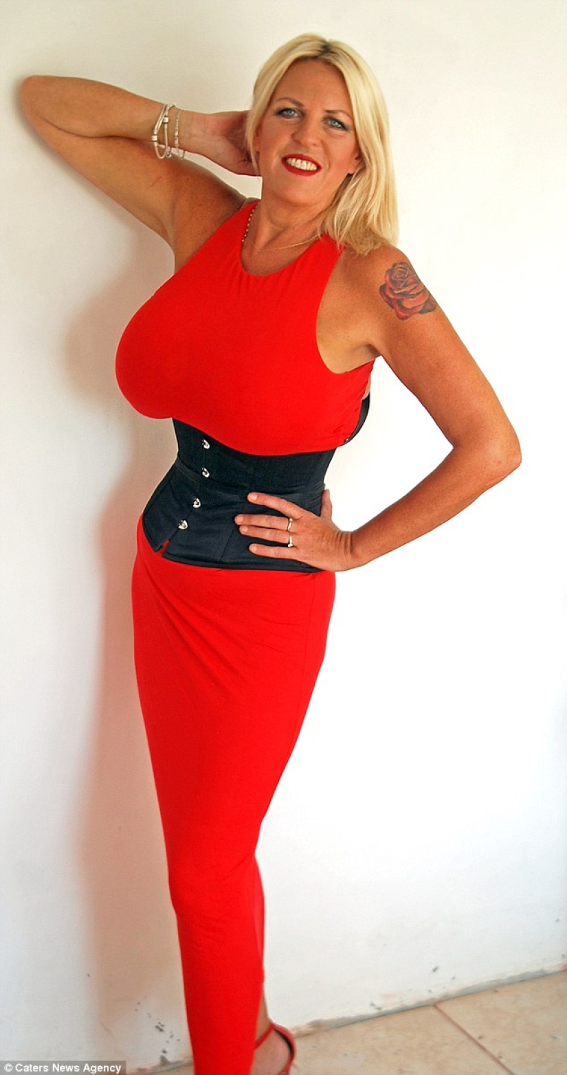 Sharon Perkins es una mujer de 50 años con los senos más grandes del Reino Unido Sharon Perkins es una mujer de 50 años con los senos más grandes del Reino Unido