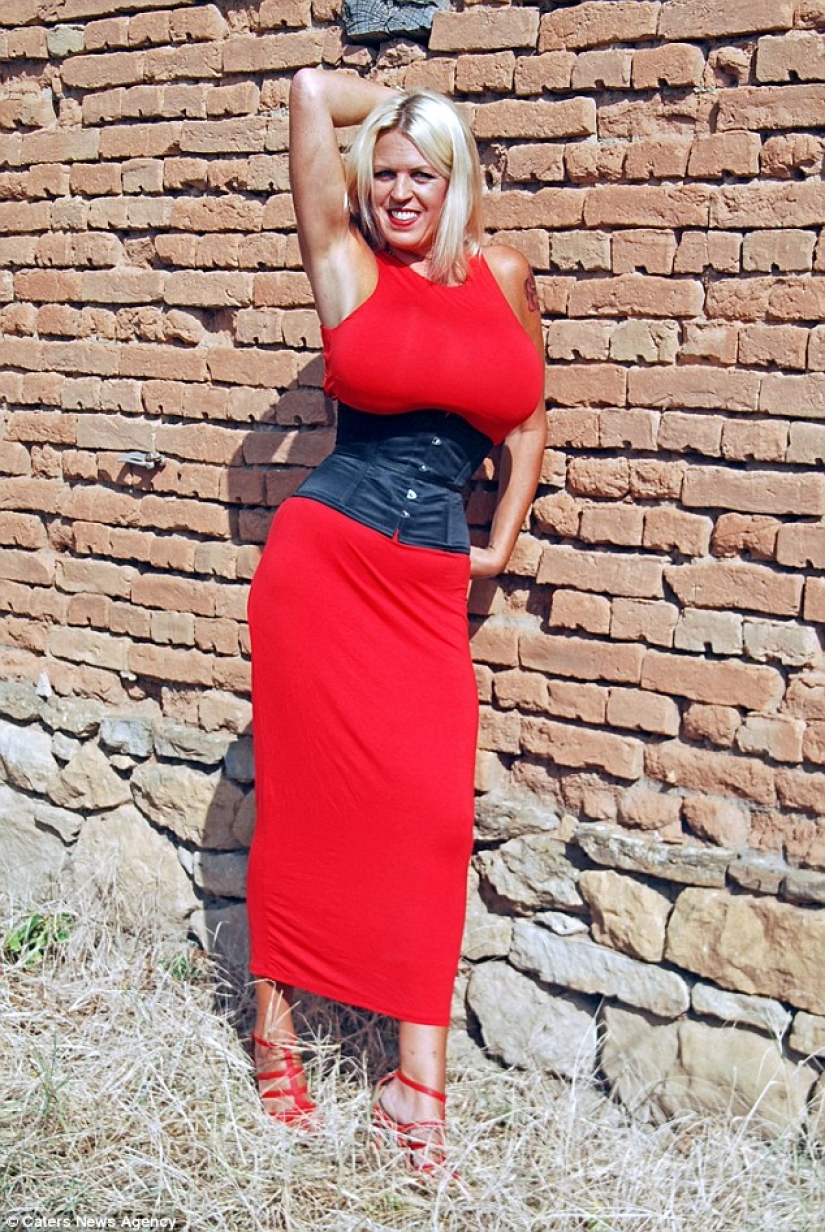 Sharon Perkins es una mujer de 50 años con los senos más grandes del Reino Unido Sharon Perkins es una mujer de 50 años con los senos más grandes del Reino Unido