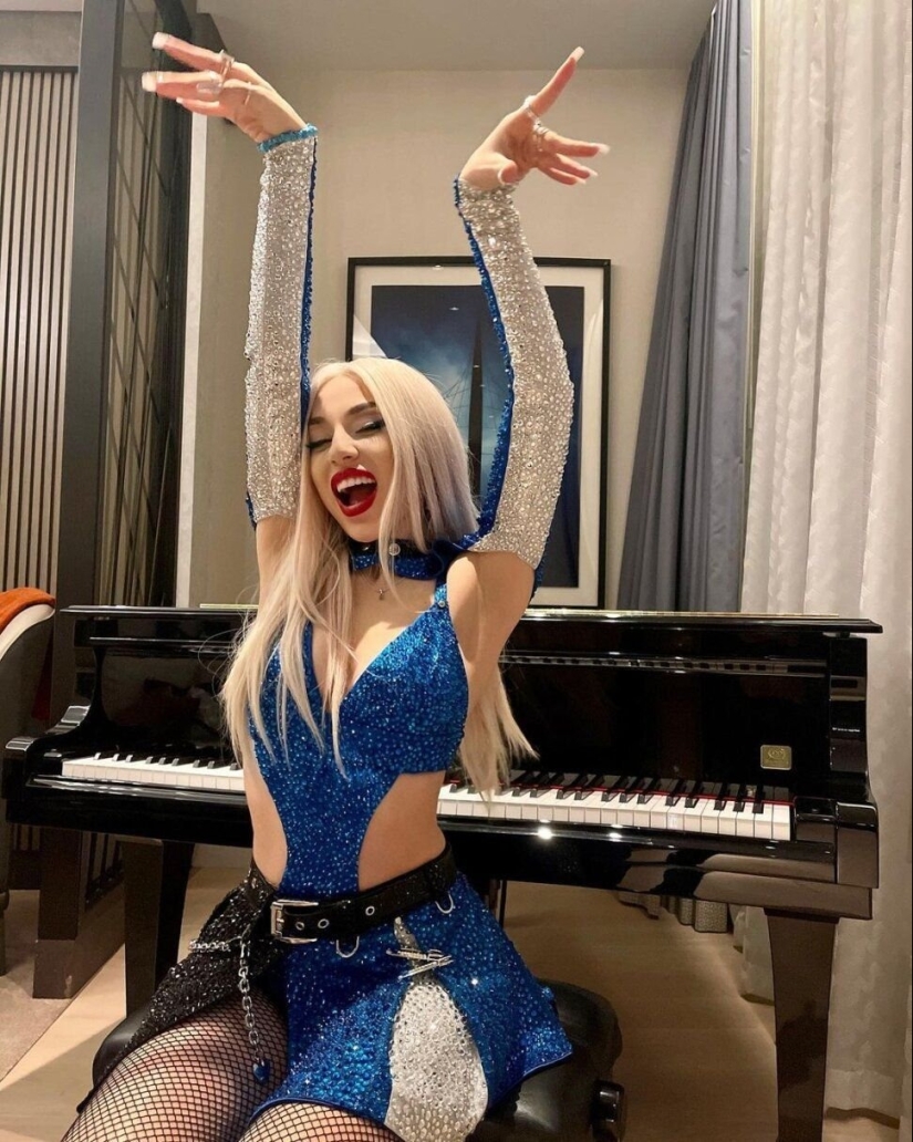 Shine on babe: 10 stars who love rhinestones, sequins and sequins Shine on babe: 10 stars who love rhinestones, sequins and sequins